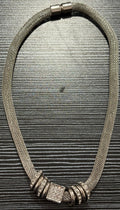 The shimmer necklace