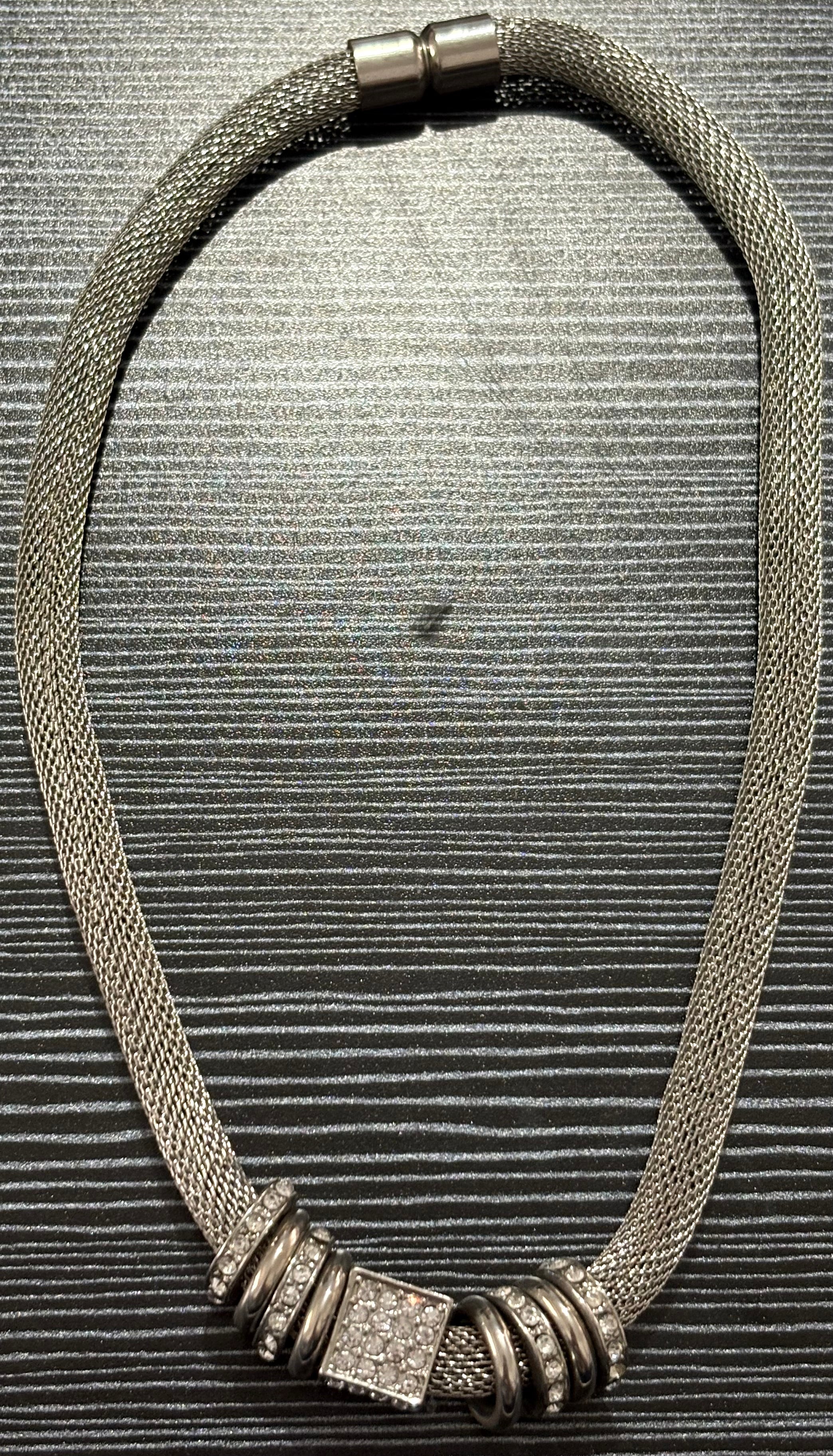 The shimmer necklace